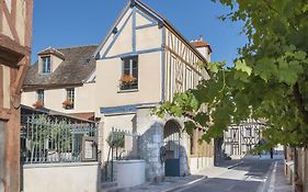 Hôtel Aux Vieux Remparts, The Originals Relais